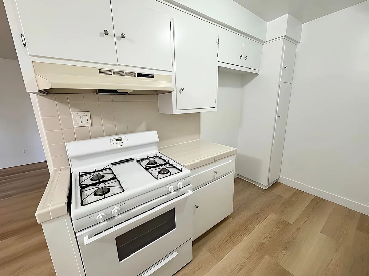 Building Photo - 5032 Maplewood Ave #103