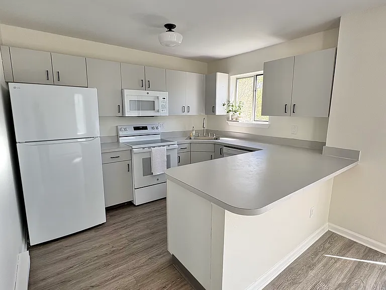925 Oronoke Rd #30L — Photo 8