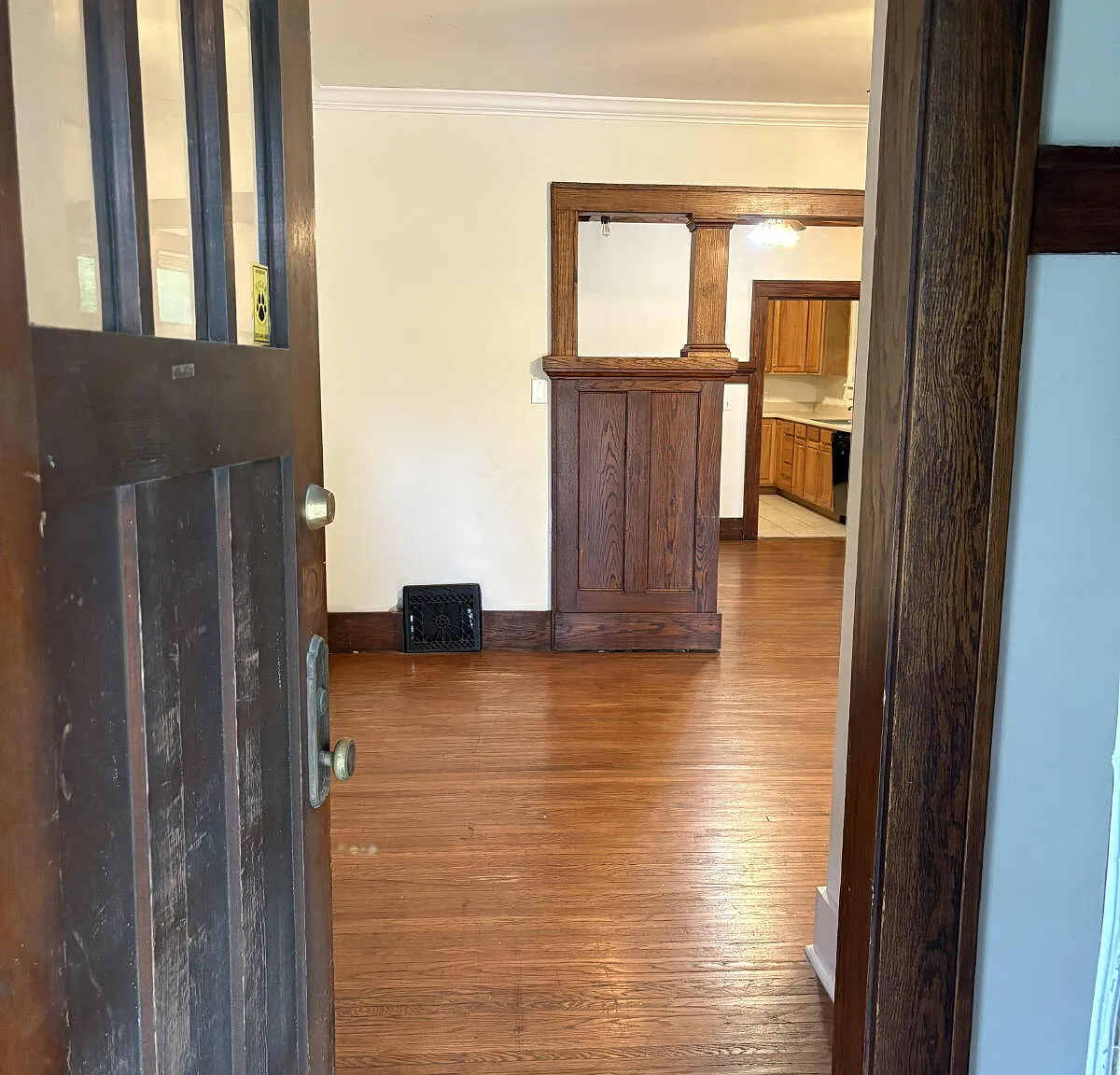 4 bed, 1.0 bath, 1800 sqft, $2,200 — Photo 2