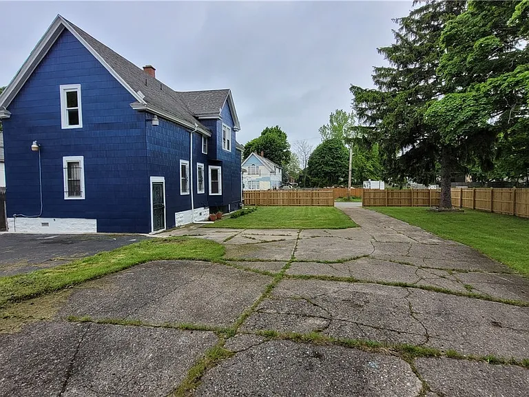 325 Box Ave — Photo 3