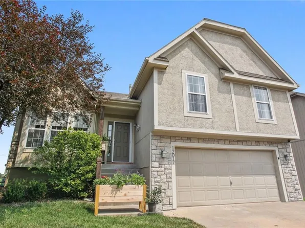 12017 S Redbud Ln, Olathe, KS 66061