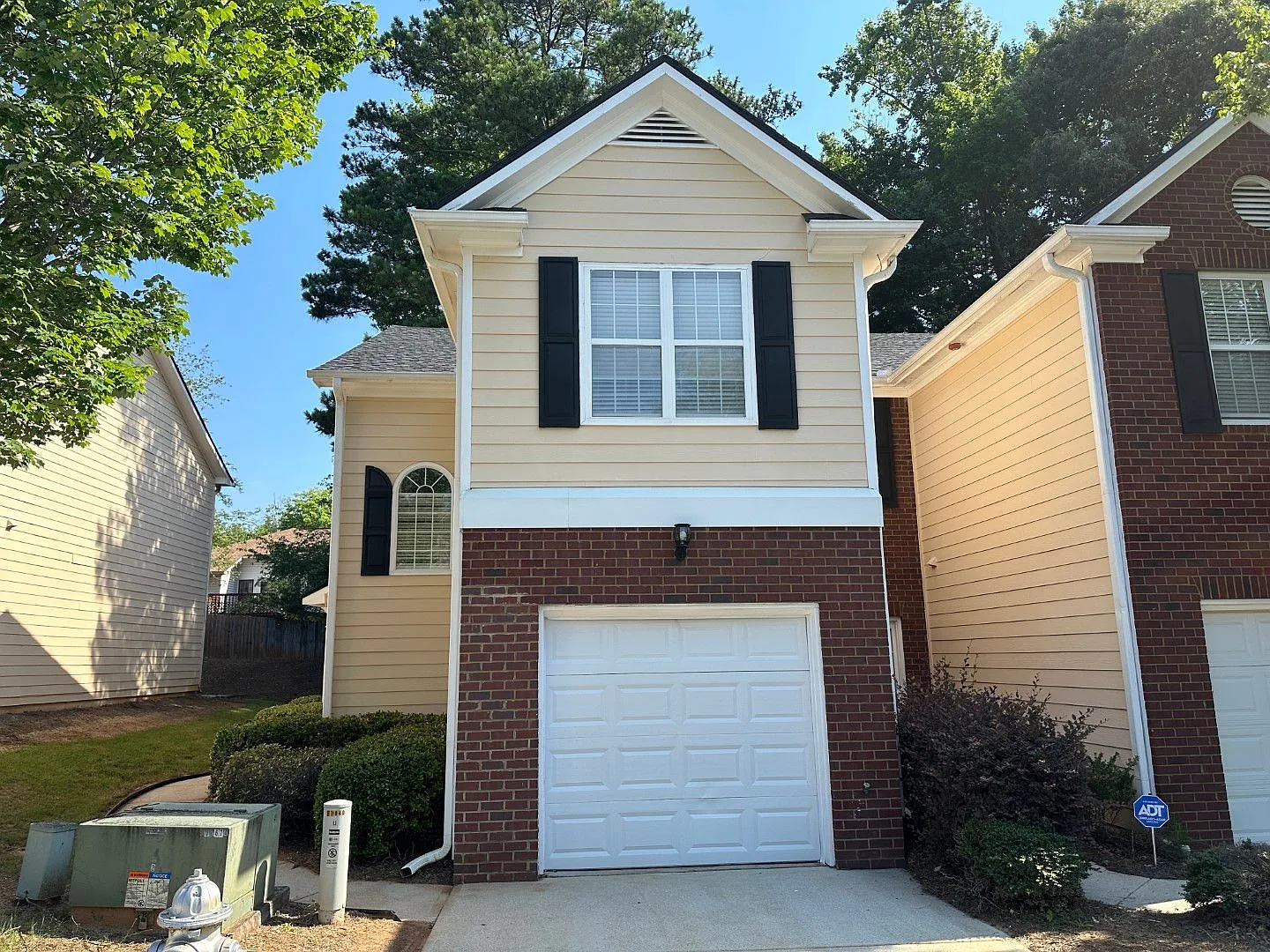 Great location, like new everything, stainless appliances, 1 car garage, hardwoods and tile floor... — Photo 2