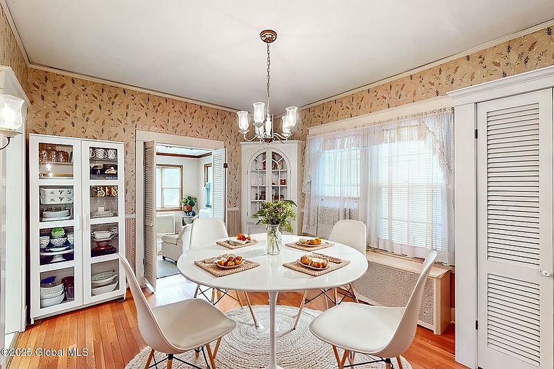 3rd image of 10 Glendale Avenue