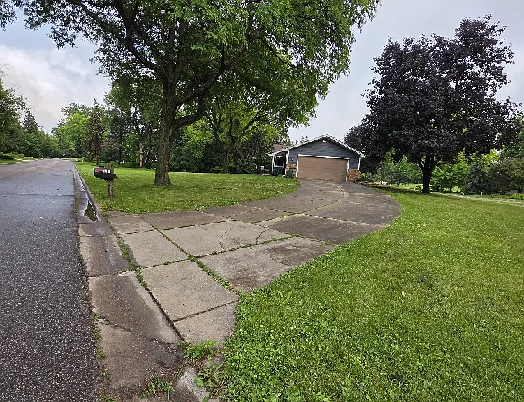 220 Forestview Ln N — Photo 3