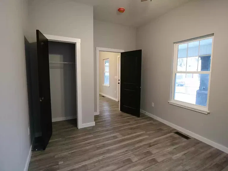 928 W Elm St — Photo 10