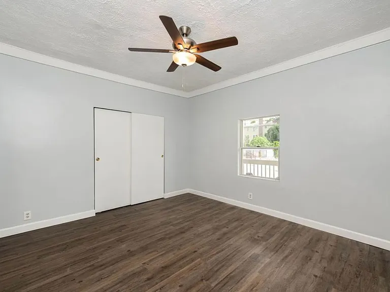 E. Walnut Hills - Cute 2 Bed In Upper Of 2 Family — Photo 18