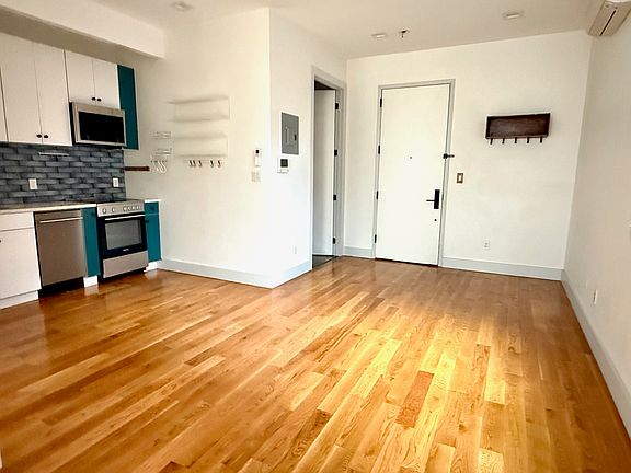 4th image of 509 Vanderbilt Ave APT 1B