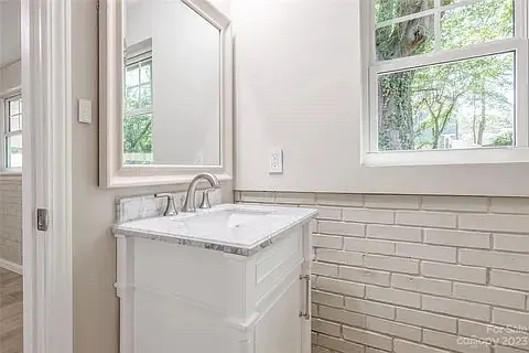 2828 Shamrock Dr — Photo 6