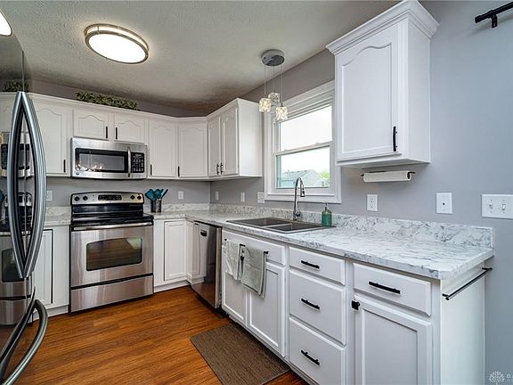 3rd image of 1598 Farrington Dr