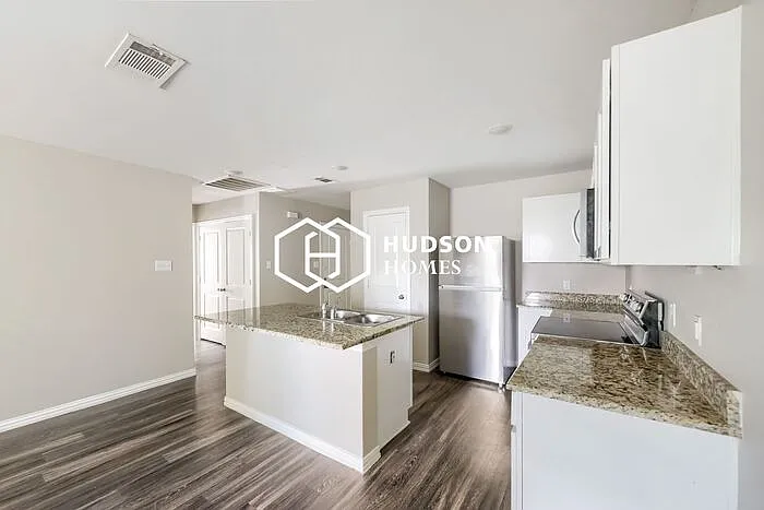 3 bed, 2.0 bath, 1028 sqft, $1,649 — Photo 4