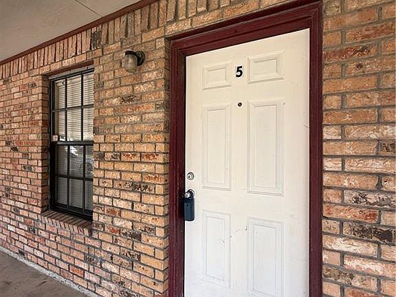 2nd image of 118-120 Gastel Cir #5
