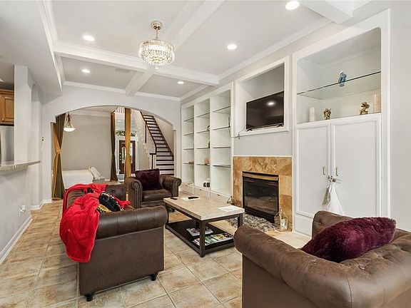 5th image of 5345 Hidalgo St