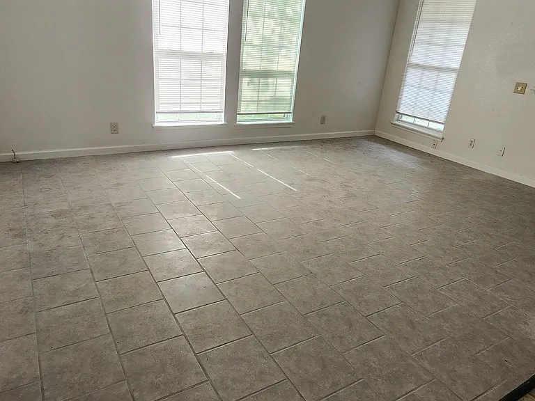 405 E Madison St — Photo 15