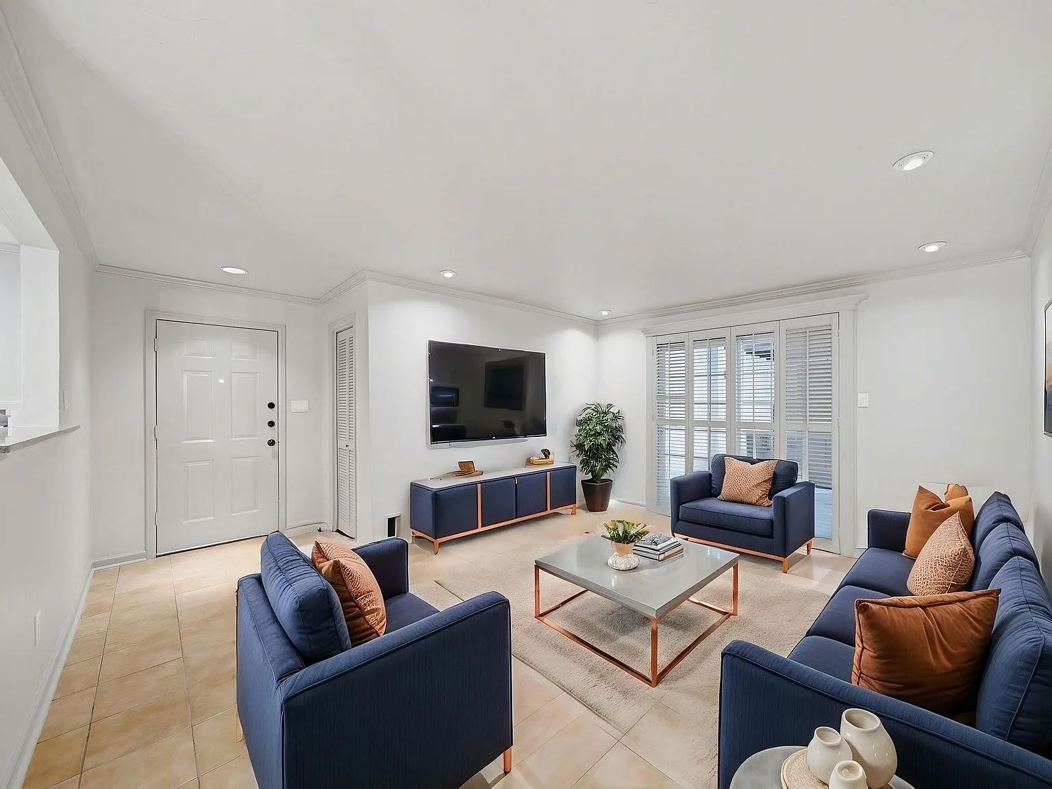 1 bed, 1.0 bath, 728 sqft, $1,250 — Photo 2