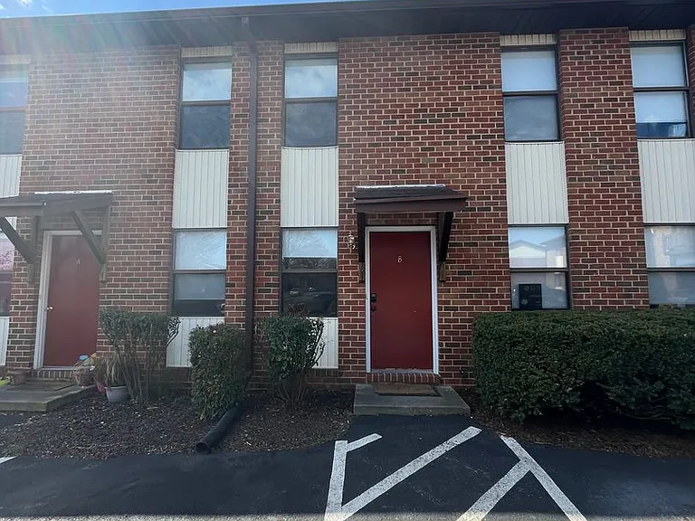 1621 Buttonwood Ct #B — Photo 1