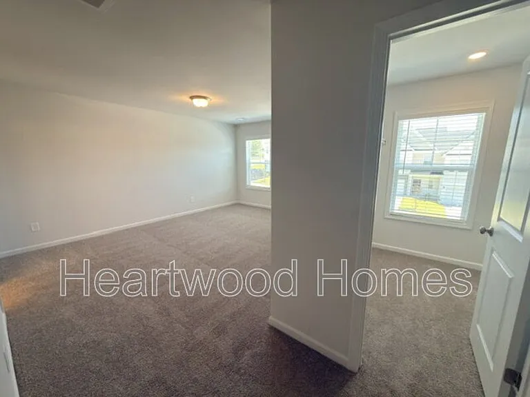 121 Bartlett Dr — Photo 16