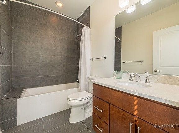4th image of 2943 N Rockwell St