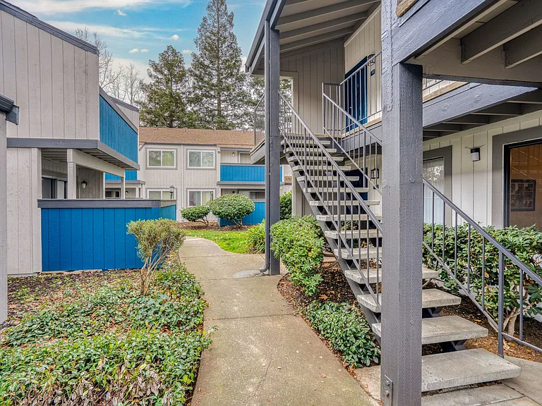 Kentwood Apartments — Photo 63