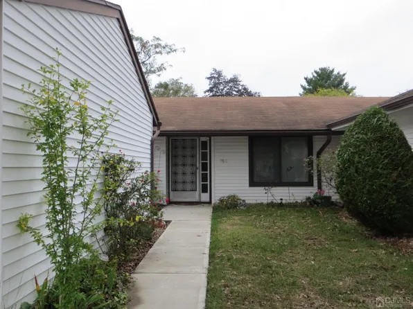 98 Dogwood Plz, Monroe Township, NJ 08831