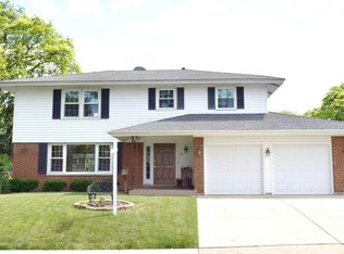 73 Eden Rd, Elk Grove Village, IL 60007