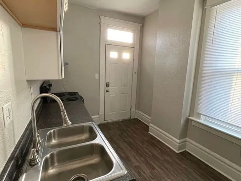 1208 Summit St — Photo 5