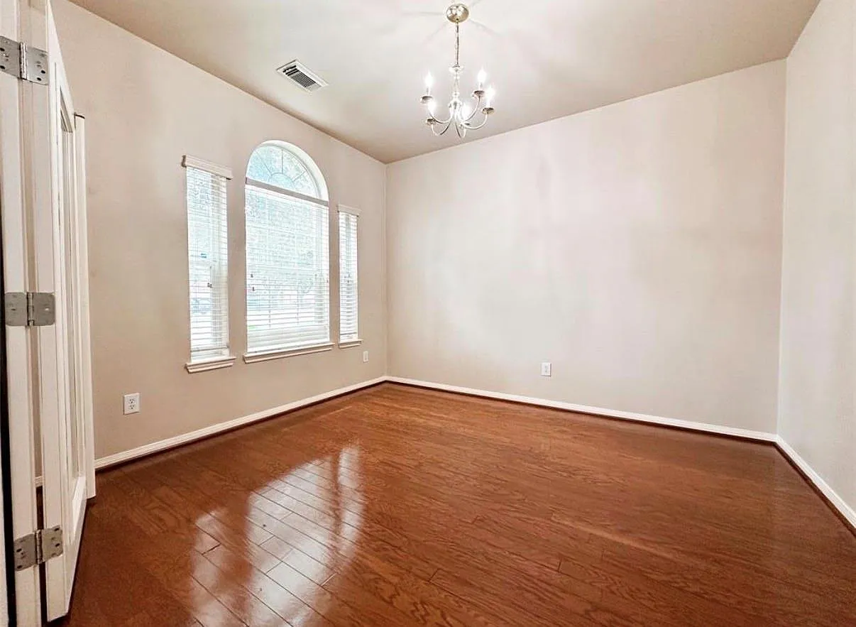 4 bed, 2.0 bath, 1838 sqft, $2,100 — Photo 4