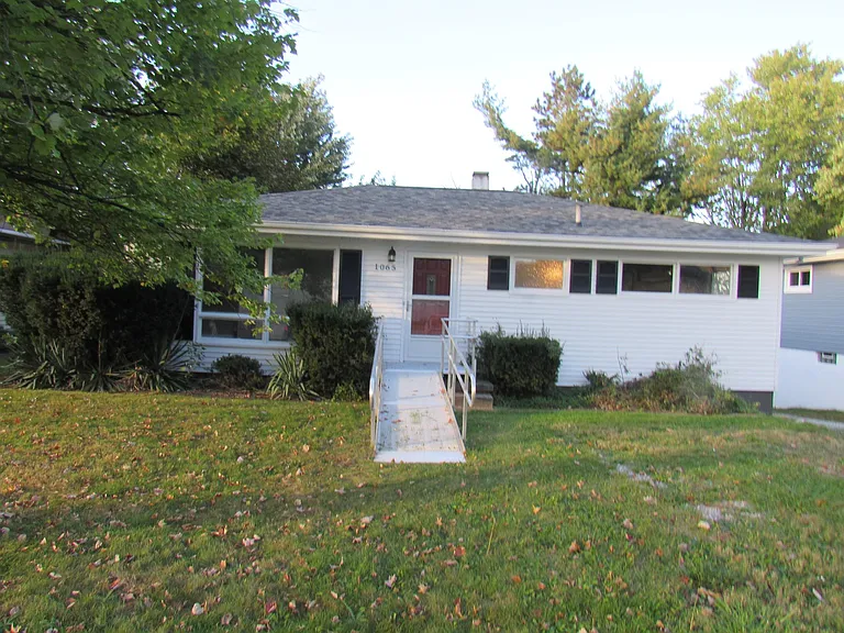 1065 Howe Ave — Photo 1