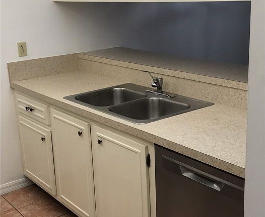 5th image of 835 18th St APT 208