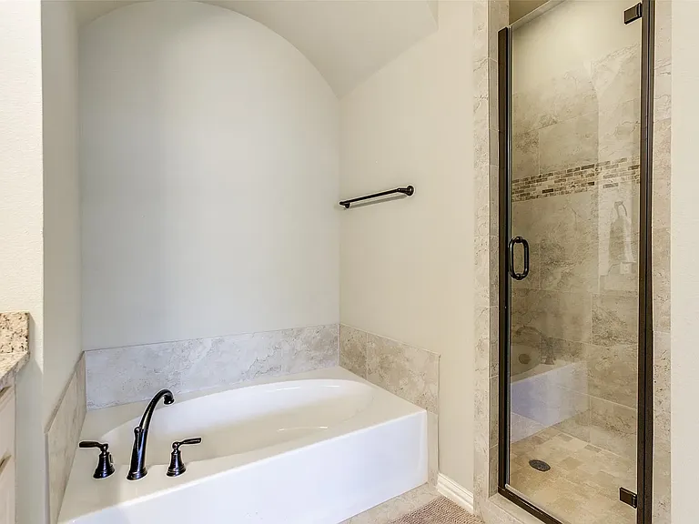 813 Newhaven Dr — Photo 12