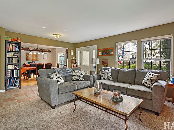 4th image of 1909 Hemlock Dr