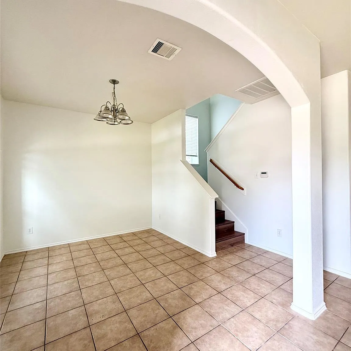 4 bed, 2.5 bath, 2404 sqft, $2,350 — Photo 4
