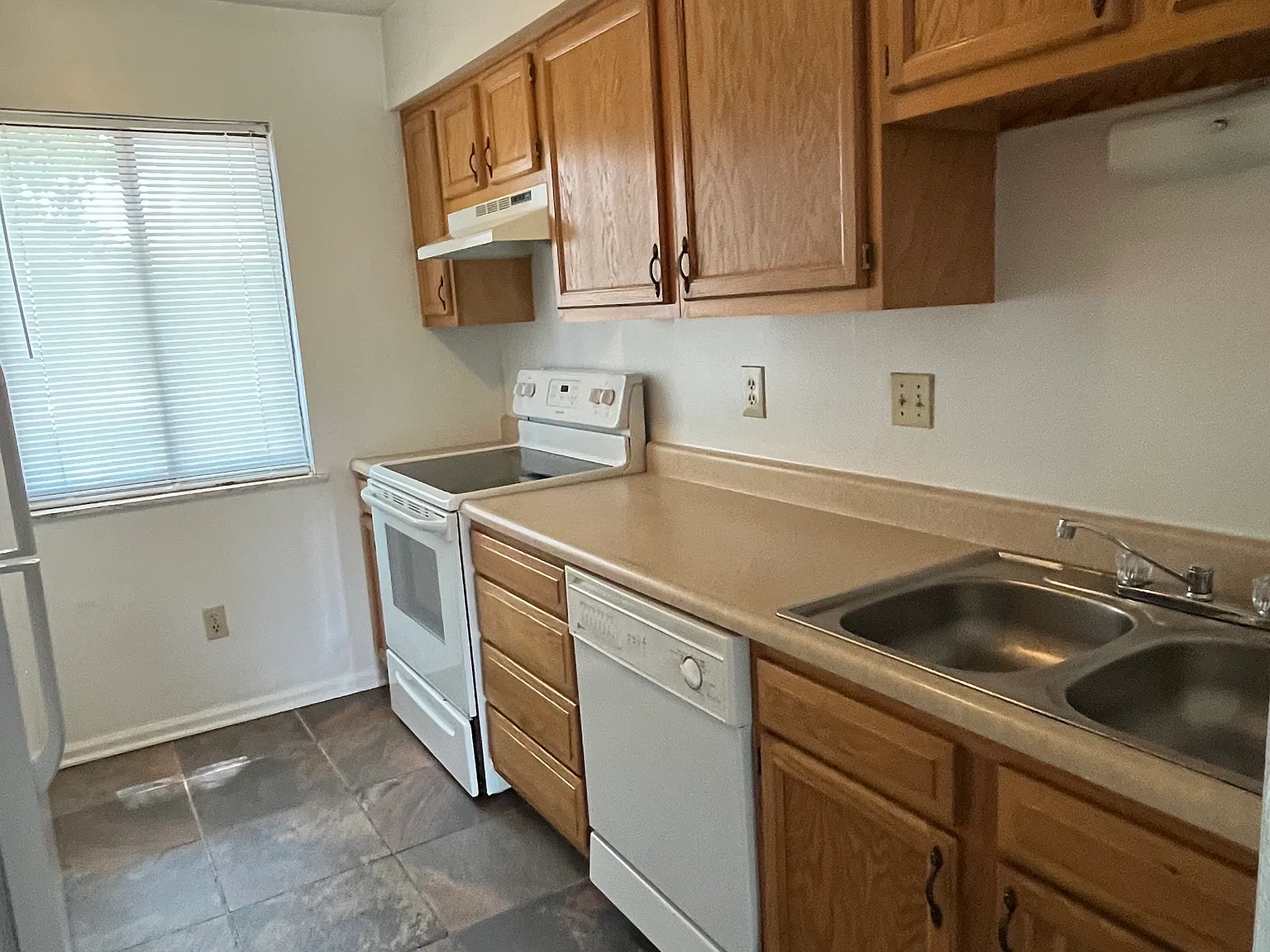 2 bed, 1.5 bath, 900 sqft, $950 — Photo 2