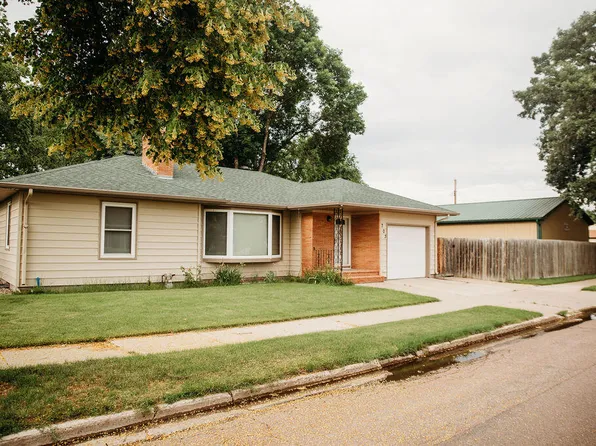 703 12th Ave SE, Aberdeen, SD 57401