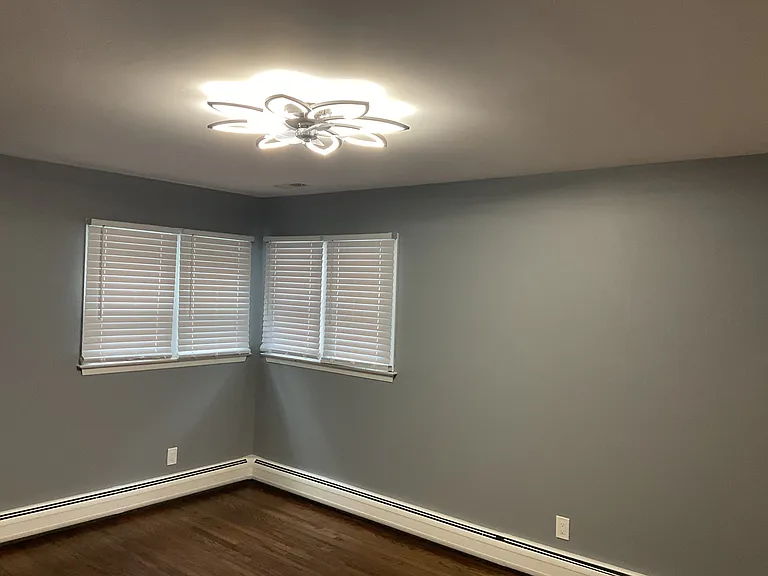 442 Surrey Ln — Photo 13