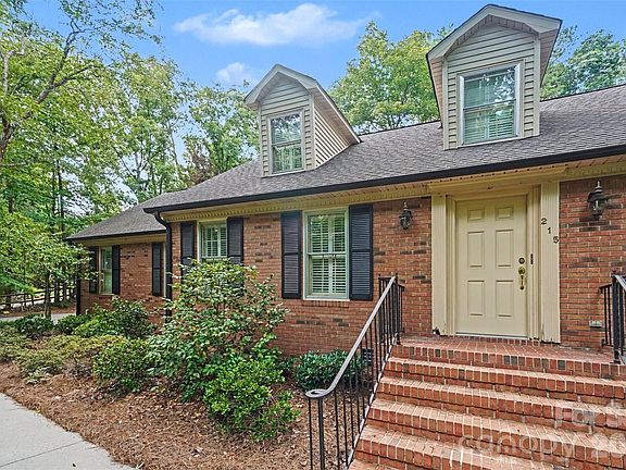 4th image of 215 Chedworth Ct SE