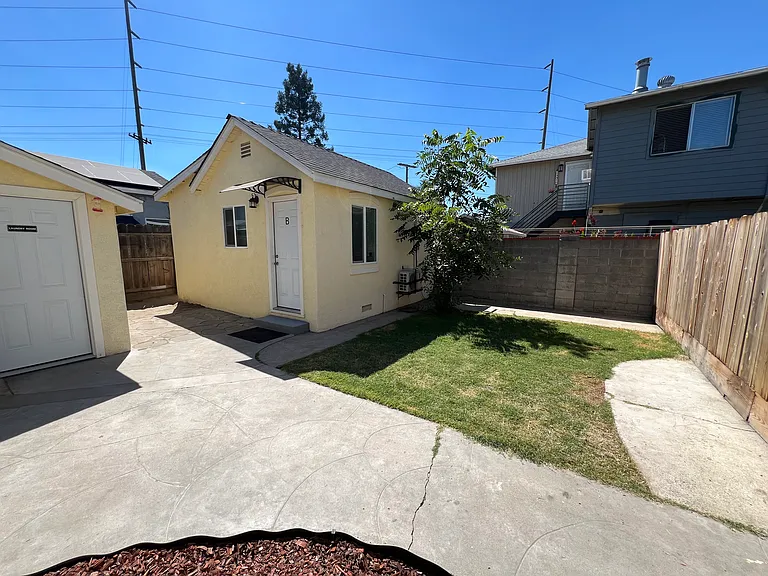 708 E Roseburg Ave #B — Photo 7