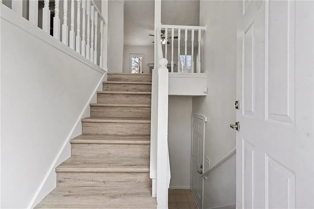 4 bed, 2.0 bath, 1210 sqft, $2,099 — Photo 2