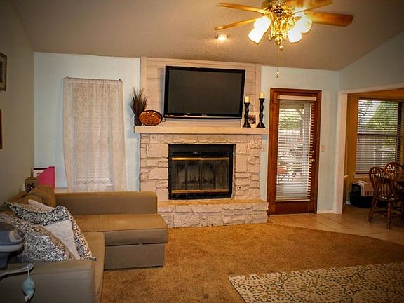 4th image of 608 S Indianwood Ave