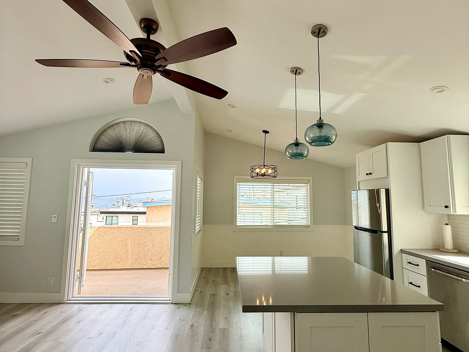 2 bed, 2.5 bath, 1200 sqft, $7,650 — Photo 4