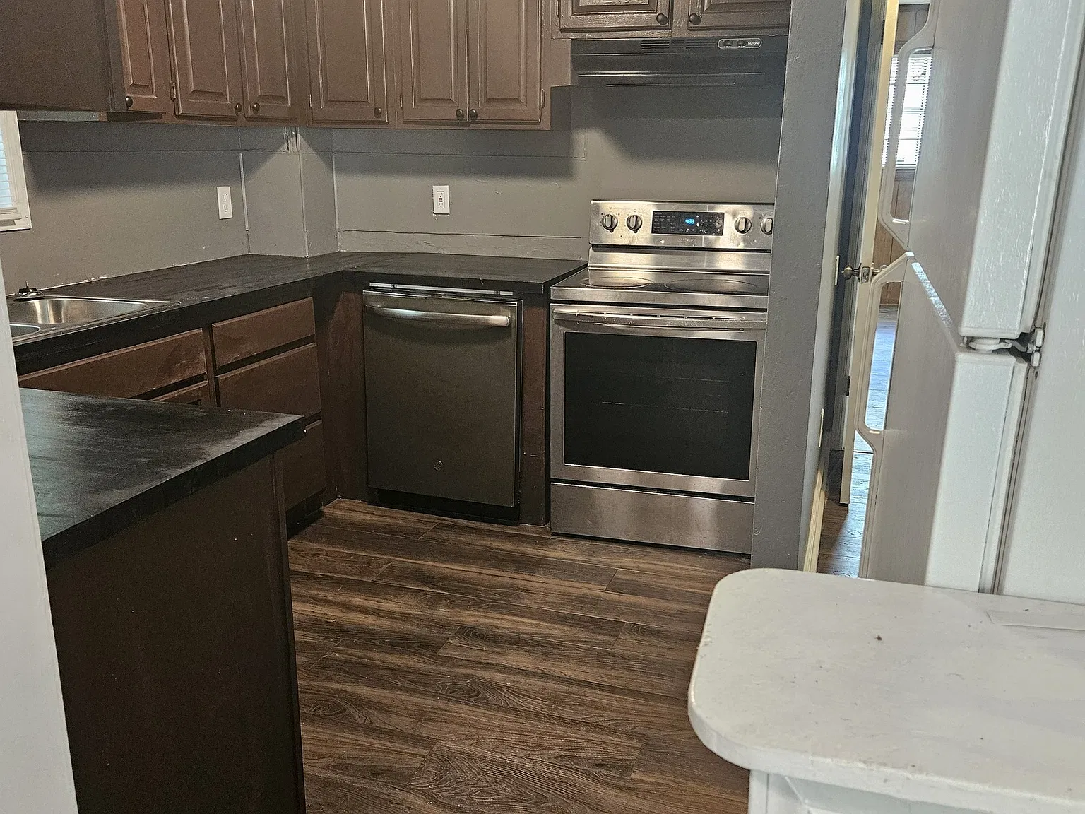 4 bed, 2.0 bath, 1976 sqft, $1,650 — Photo 4
