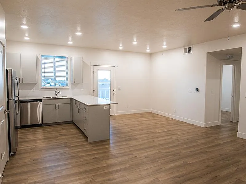 TRAIL HOLLOW APARTMENTS — Photo 4