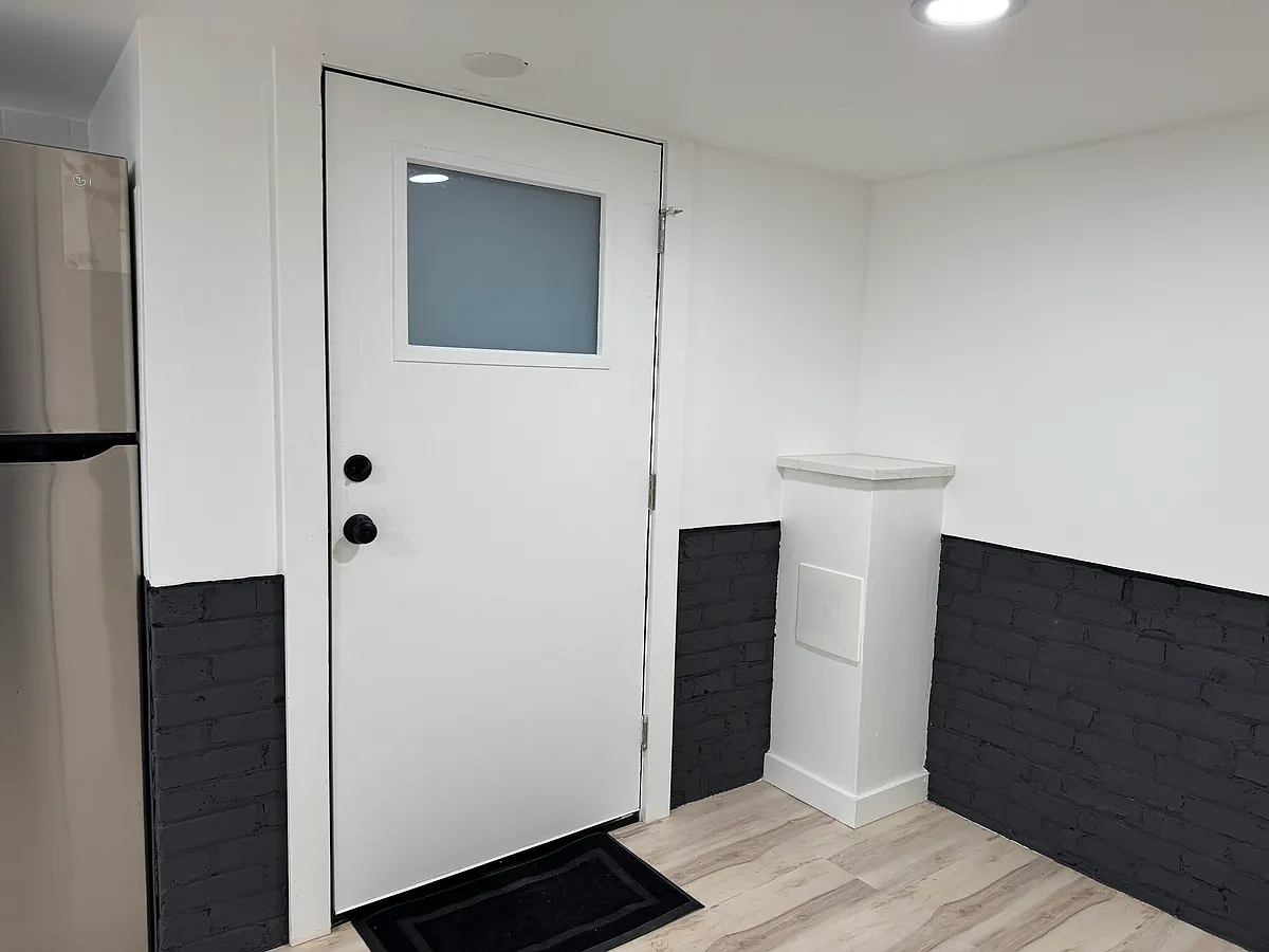 Entryway - 1832 SW Main St #LOWER