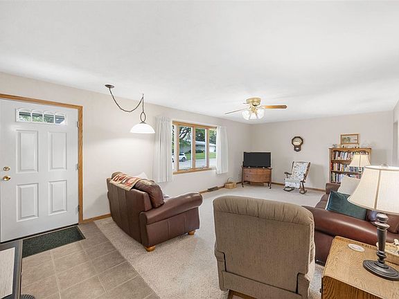 5th image of 300 Southhaven Dr