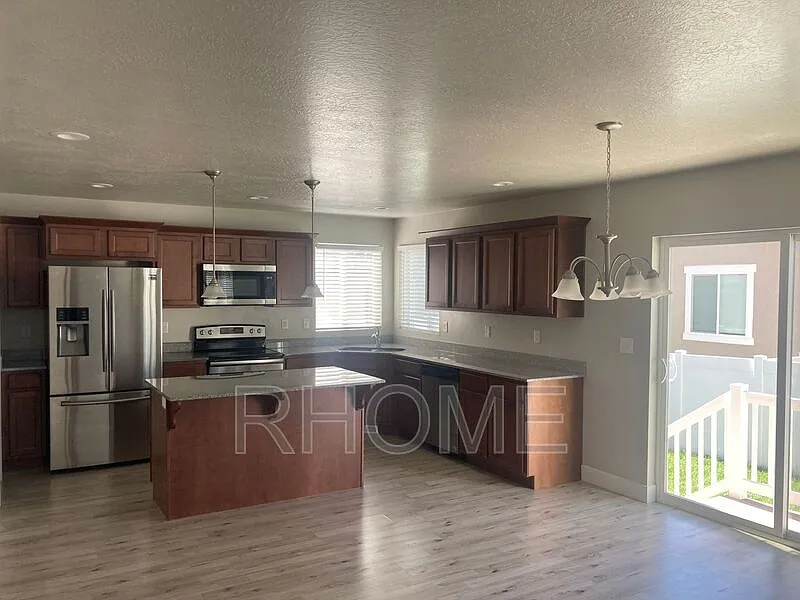 4 bed, 2.0 bath, 3105 sqft, $2,449 — Photo 3