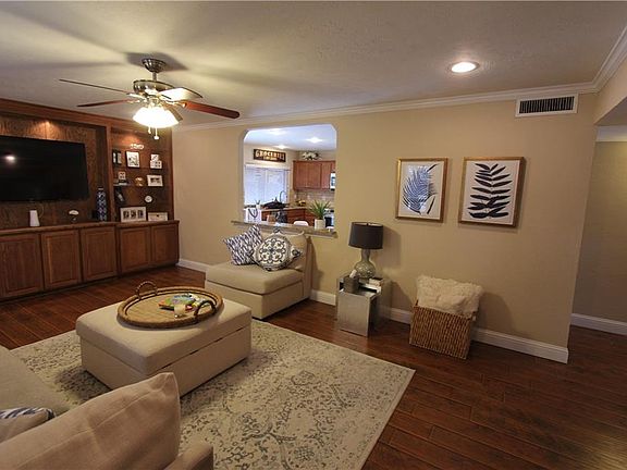 4th image of 3909 Villa Downs Dr