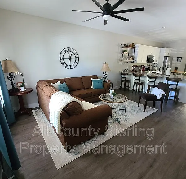 161 SW Yulan St #100 — Photo 5