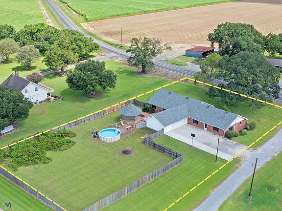 3rd image of 817 Cemetery Rd