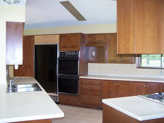 3rd image of 1010 Woodland Dr