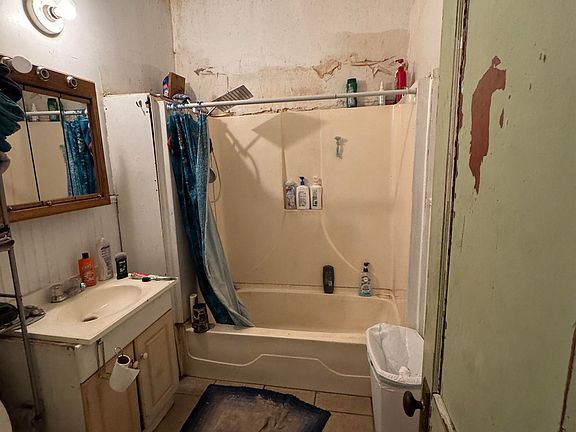 4th image of 912 E Maple Ave