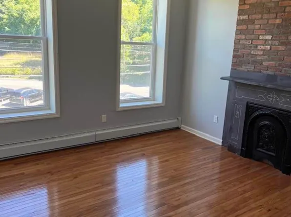 573 1st St APT 3N, Troy, NY 12180